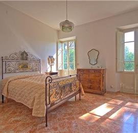 6 bedroom villa with large pool and tennis court near Arezzo, Southern Tuscany, sleeps 12